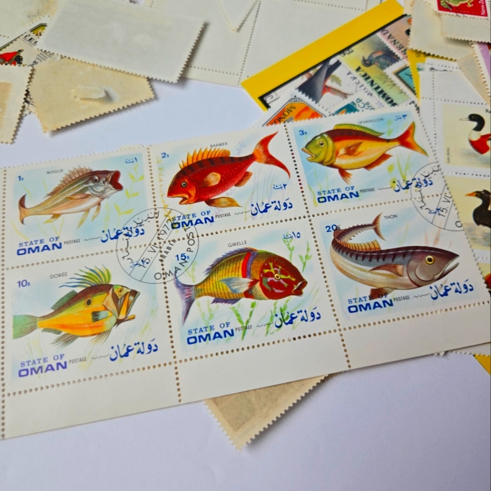 Mystery Lot 200+ VINTAGE International Postage Stamp Collection, New & Cancelled - Picture 6 of 14